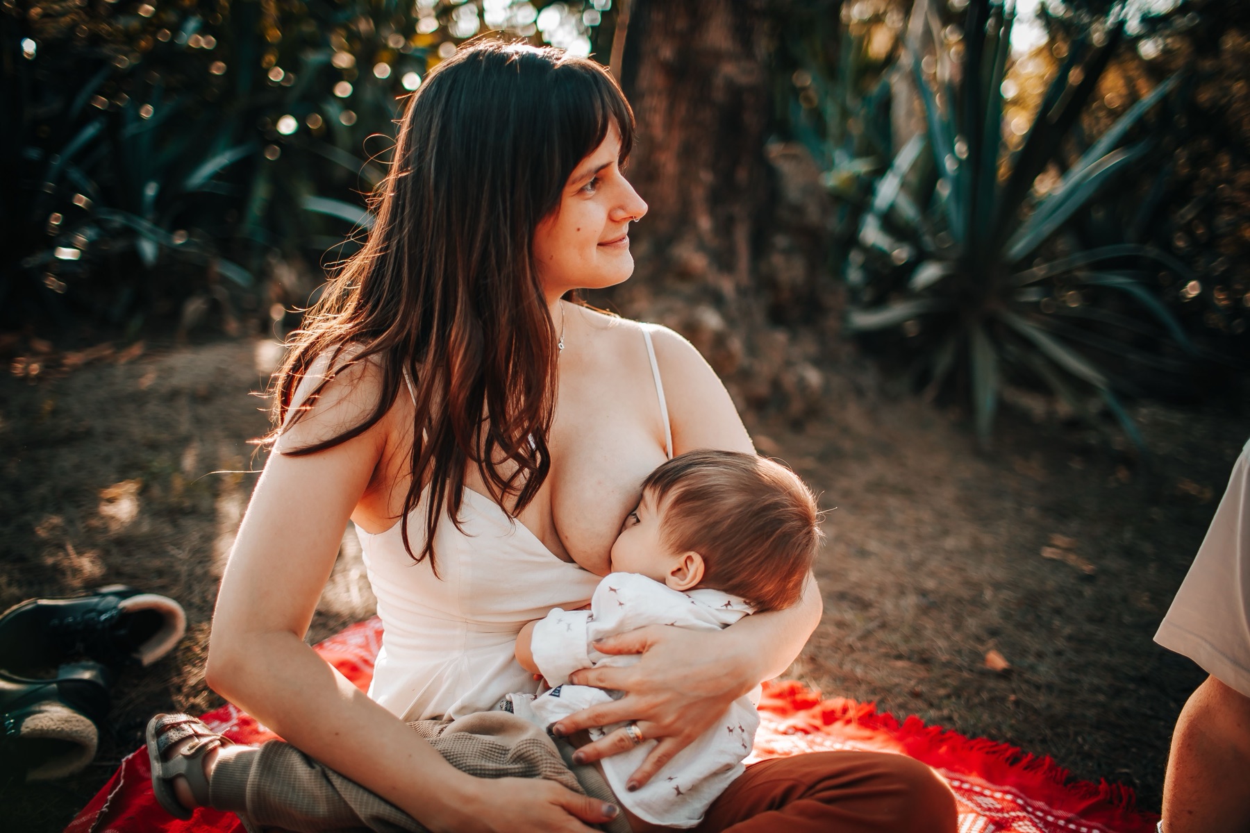 Madre amamantando a su bebé al aire libre